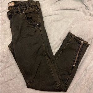 ~Free People Darker Washed Jeans~